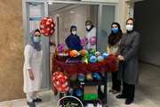 توزیع هدیه و بسته های یلدایی به کودکان بستری و کارکنان مرکز طبی کودکان
